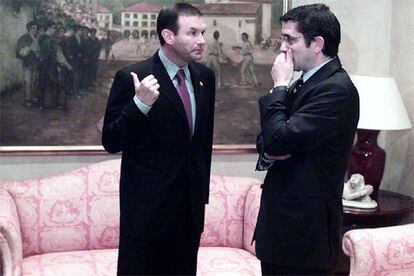 Juan José Ibarretxe (PNV), a la izquierda, conversa con Patxi López (PSE) en el palacio de Ajuria Enea.