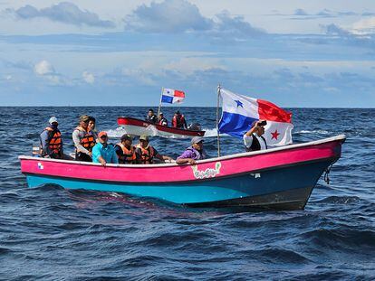 Barcos pesqueros bloquean la entrada del puerto en Punta Rincón, Panamá, el 23 de noviembre 2023.