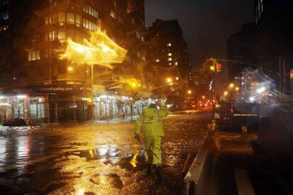 El agua inunda las calles de Manhattan (Nueva York) por la llegada del hurac&aacute;n Sandy.