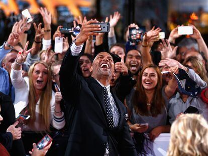 Dwayne Johnson en su estado natural, rodeado de seguidores, en el estreno de 'Hercules' en Berlín en 2014.