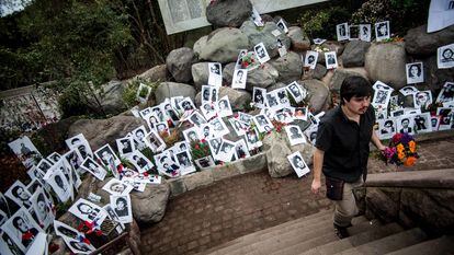 Cientos de fotografías de desaparecidos durante la dictadura de Augusto Pinochet, en el Cementerio General de Chile.