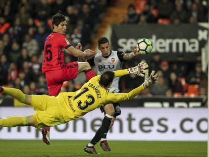 Disparo a gol de Santi Mina durante el partido entre Valencia y Real Sociedad de la pasada jornada.