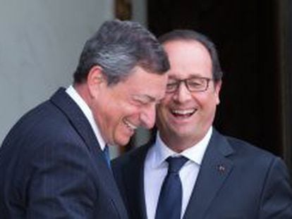 El presidente del BCE, Mario Draghi, junto al Jefe de Estado de Francia, Fran&ccedil;ois Hollande, en su reuni&oacute;n de hoy en el Palacio del El&iacute;seo