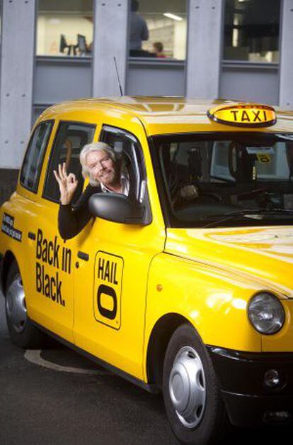 Richard Branson anunciando su empresa de taxis londinense.