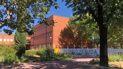 La entrada del instituto público Pablo Neruda, en Leganés.