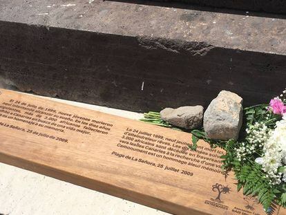 Inscripción en el monumento a la memoria de los primeros migrantes fallecidos en las costas canarias, en la playa de La Señora, en Fuerteventura.