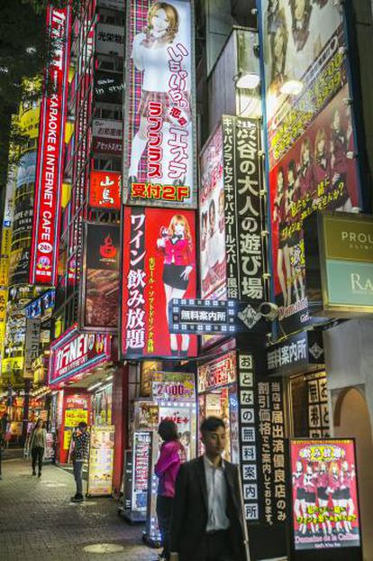 Luces de neón en una de las calles del barrio de Shibuya, en Tokio.