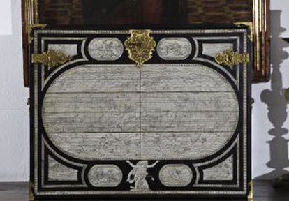 Bargueño realizado en 1609 en ébano y marfil, con dibujos en mapamundi y planos de 10 ciudades, considerada una joya única de la historia del arte.