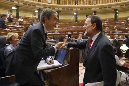 José Luis Rodríguez Zapatero y Mariano Rajoy se saludan durante un pleno del Congreso.