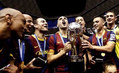Los jugadores del Barça con la copa de campeón de Liga de fútbol sala.