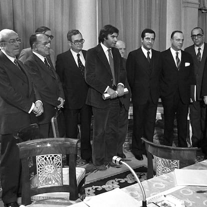 Fotografía tomada durante la firma de los Pactos de la Moncloa en 1977, en la que aparecen los representantes de los grupos parlamentarios. De izquierda a derecha, Enrique Tierno Galván (PSP), Santiago Carrillo (PCE), José María Triginer (Federación catalana PSOE), Joan Raventos (PSC), Felipe González (PSOE), Juan Ajuriaguerra (PNV), Adolfo Suárez (UCD), Manuel Fraga Iribarne (AP), Leopoldo Calvo Sotelo (UCD) y Miquel Roca (Minoría Catalana).