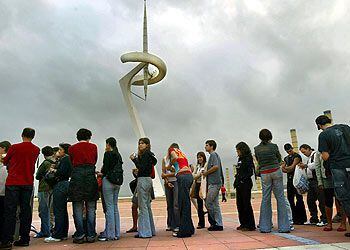 Colas, a primera hora de la tarde, para entrar en el Palau Sant Jordi.