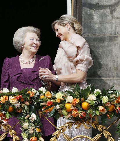 Máxima Zorreguieta y la todavía reina Beatriz, en las celebraciones de coronación del príncipe Guillermo de Holanda, en abril de 2013.