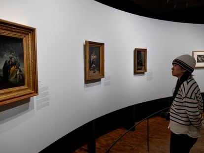 Una visitante observa las obras 'Las Brujas', 'Vuelo de brujas' y 'El hechizado', de Francisco de Goya, en la exposición 'Goya y Munch: Profecías modernas', en el Museo Munch de Oslo, el 6 de diciembre de 2023.