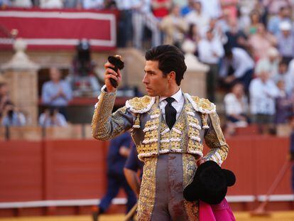 Álvaro Lorenzo muestra la oreja que cortó al quinto de la tarde.