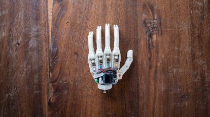 Una mano artificial sensible a los impulsos musculares.