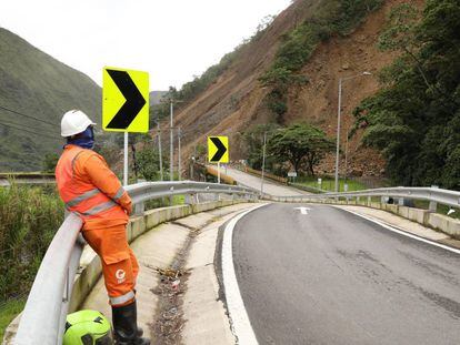 Un operario observa los efectos de un derrumbe en la vía entre Bogotá y Villavicencio, la semana pasada.