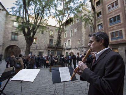 El candidato a las primarias del PSC Jordi Mart&iacute;, tocando la flauta.