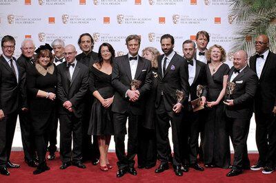Colin Firth posa junto con el equipo de la película 'El discurso del rey'.