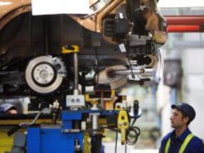 Un trabajador en la cadena de montaje de la factor&iacute;a de Ford en Almussafes.