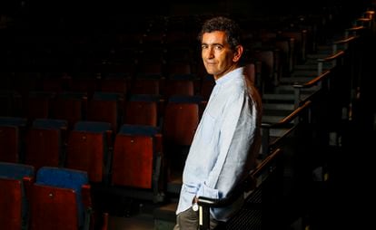 Juan Mayorga posa este miércoles en el Teatro de la Abadía de Madrid tras ser galardonado con el Premio Princesa de Asturias de las Letras 2022.
