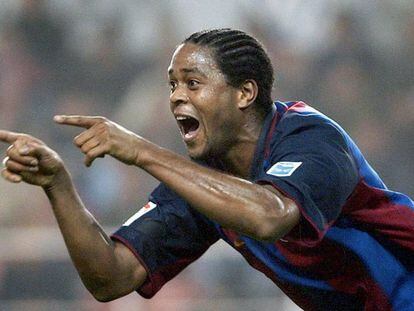 Kluivert celebra un gol amb el Barça el 2004.