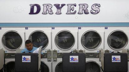 Un votante ejerce su derecho al voto en una lavander&iacute;a, en Chicago (EE UU)