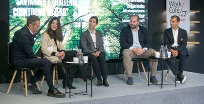 De izquierda a derecha: Carlos de Vega, subdirector de EL PAÍS, conversa con Blanca Sagastume, 'group executive vice-president' Santander Universities, Open Innovation & Blockchain; Ingrid de Keijser, jefa de prensa de Zeleros Hyperloop; Enrique Medina, CEO y cofundador de Cedrion; y Marc Gené, embajador Scuderia Ferrari F1. 
