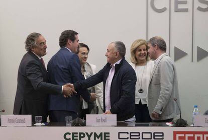 Desde la izquierda: los presidentes de la CEOE, Juan Rosell, y Cepyme, Antonio Garamendi; la ministra de Trabajo, Magdalena Valerio; el secretario general de UGT, Pepe Álvarez; la exministra, Fátima Báñez; y el secretario general de CC OO, Unai Sordo.