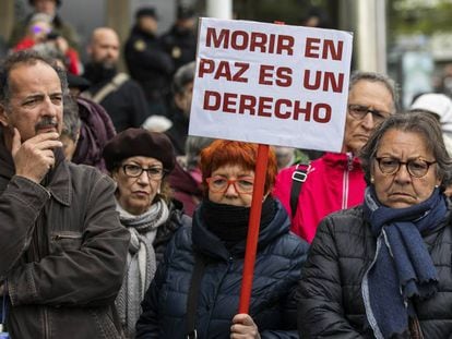 Manifestación a las puertas de los juzgados de plaza de Castilla, en Madrid, en favor de la despenalización de la eutanasia.