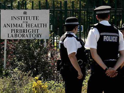 Tres policías custodian la entrada a los laboratorios del Instituto de Salud Animal en Pirbright.