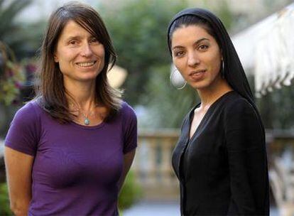 Las directoras Yesim Ustaoglu (izquierda), ganadora de la Concha de Oro, y Samira Makhmalbaf, Premio Especial del Jurado.