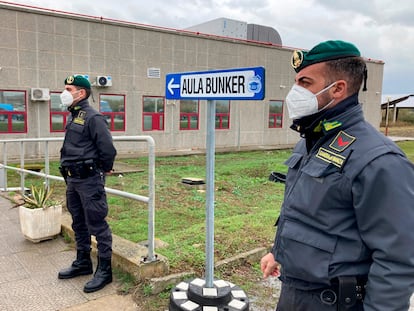 Dos agentes de la Guardia de Finanzas custodian la entrada de la sala creada para el mayor juicio contra la 'Ndrangheta, celebrado hace un año en Lamezia Terme.