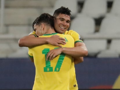 Casemiro abraza a Paquetá, tras el triunfo de Brasil sobre Colombia en la Copa América.