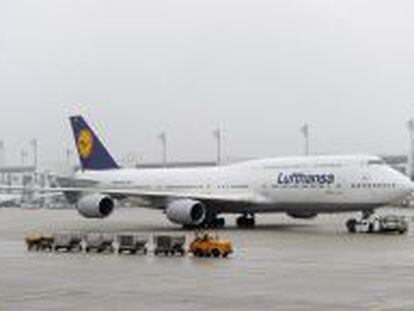 Un remolcador de aviones tira de un Boeing 747-8 de Lufthansa en el aeropuerto de M&uacute;nich (Alemania). 
