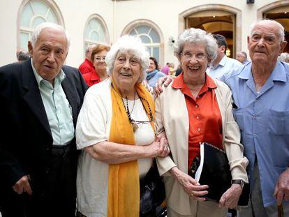 Teresa Carbonell (segunda por la d.), con veteranos del POUM. 