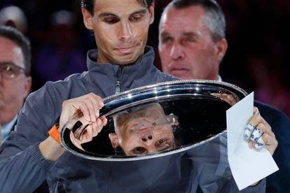 Nadal mira su trofeo después de perder frente al serbio.