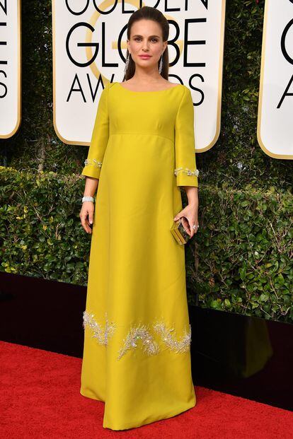 Natalie Portman, nominada a Mejor Actriz en película dramática por su papel en Jackie, posó embarazada y acertó con un precioso diseño de Prada.