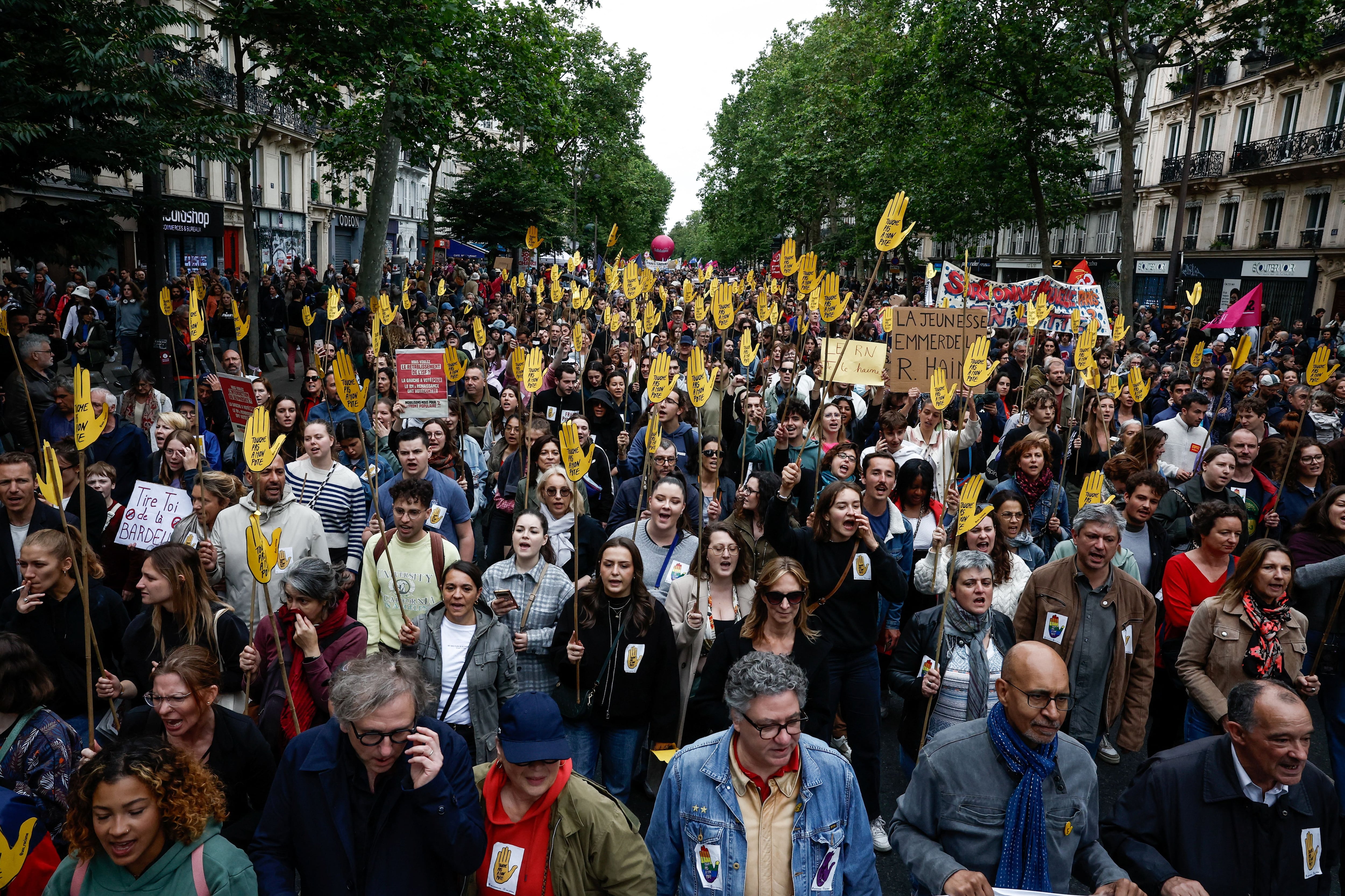 Miles de personas se manifiestan contra la extrema derecha en Francia