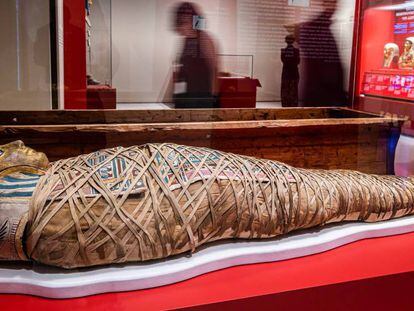 Una de las seis momias expuestas en el CaixaForum de Madrid. 