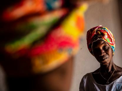 Leonarda Mauricio Méndez, de 51 años, es bordadora de paños tradicionales de Guinea Bisáu desde los 12. Ahora, su labor es retribuida.