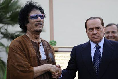 Silvio Berlusconi y Muammar el Gaddafi, ayer en el Centro Cultural Libio en Roma.