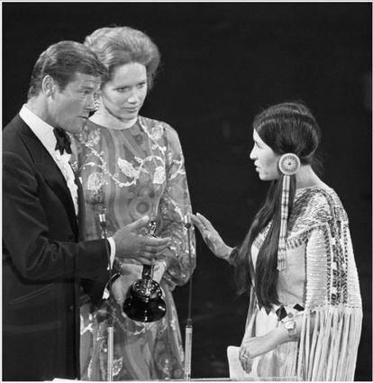 Sacheen Littlefeather rechaza el Oscar frente a Moore y Ullman, en marzo de 1973. 