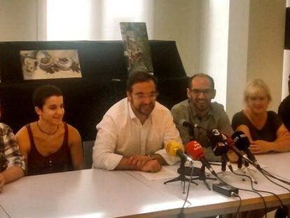 Al centre, Juli Fernàndez i Maties Serracant, presentant l'acord.