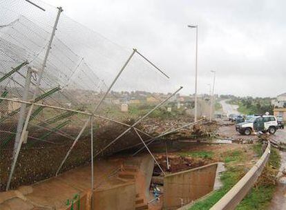 Tramo de la valla fronteriza de Melilla derrumbada por las lluvias torrenciales de ayer en la ciudad autónoma.