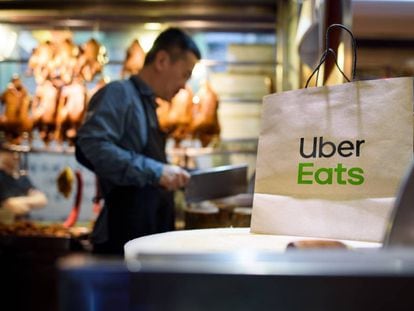 Un cocinero prepara un pedido para enviar a trav&eacute;s de Uber Eats.