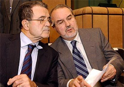 El comisario Pedro Solbes charla con el presidente de la Comisión, Romano Prodi, en la reunión del Eurogrupo.