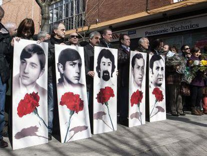 Acto celebrado ayer en Vitoria en memoria de los cinco trabajadores muertos por disparos de la polic&iacute;a el 3 de marzo de 1976