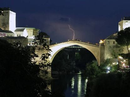 El puente de Mostar, destruído durante la guerra de los Balcanes y restaurado posteriormente, conecta las dos partes de esta ciudad bosnia, una de las que más sufrió durante la guerra.