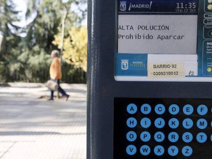 Prohibición de aparcamiento en la almendra central al aplicarse el nivel 2 por alta contaminación.